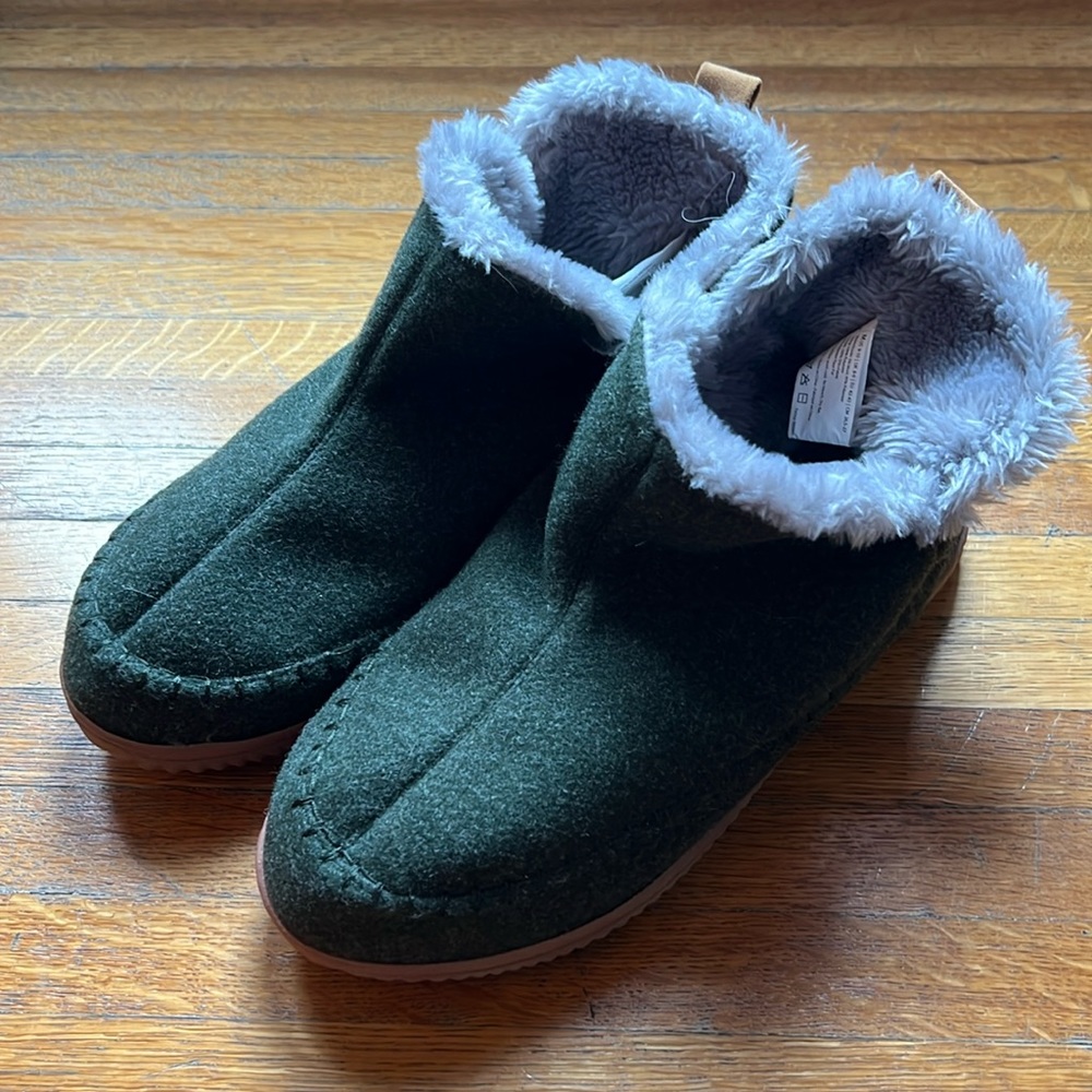 NWOT - Comfy and cool Dearfoam slippers - good for indoor/outdoor!